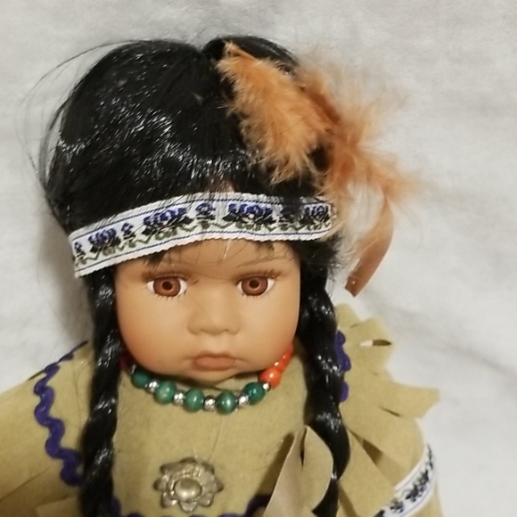 Goldenvale Native American Doll "Aileen" - Picture 2 of 12